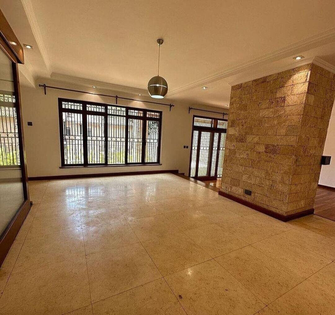 4BR Townhouse with Private Garden & DSQ - Lavington Gated