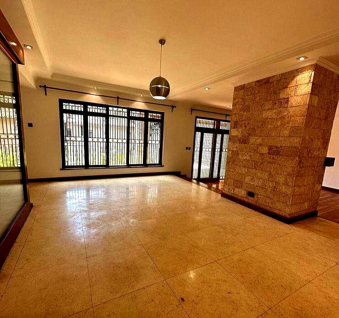 4BR Townhouse with Private Garden & DSQ - Lavington Gated