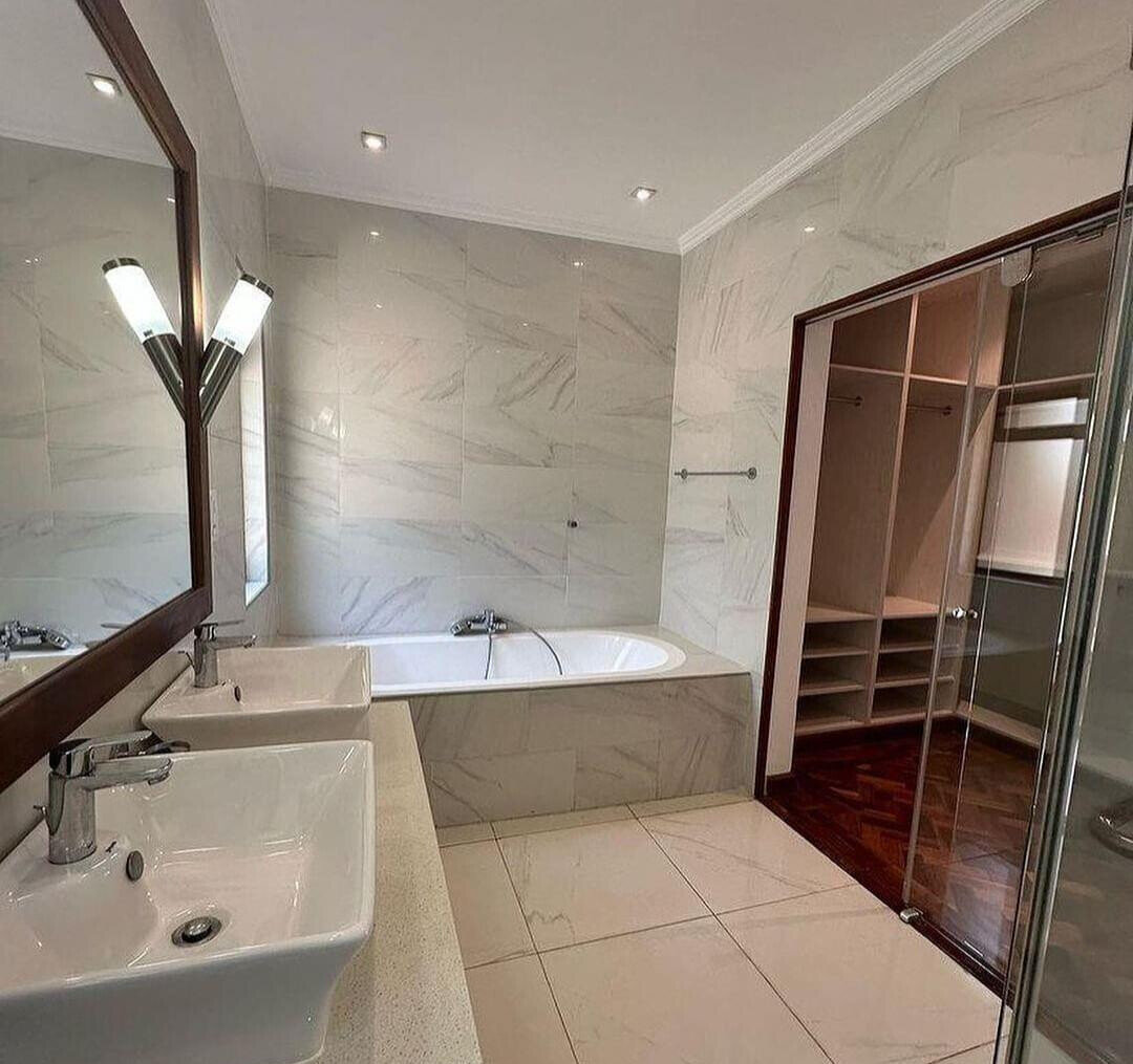 4BR Townhouse with Private Garden & DSQ - Lavington Gated