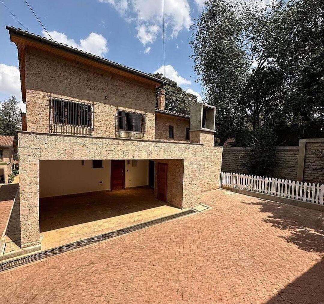 4BR Townhouse with Private Garden & DSQ - Lavington Gated