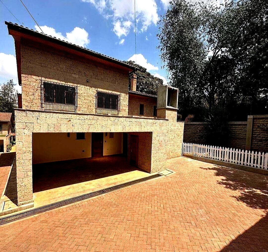4BR Townhouse with Private Garden & DSQ - Lavington Gated