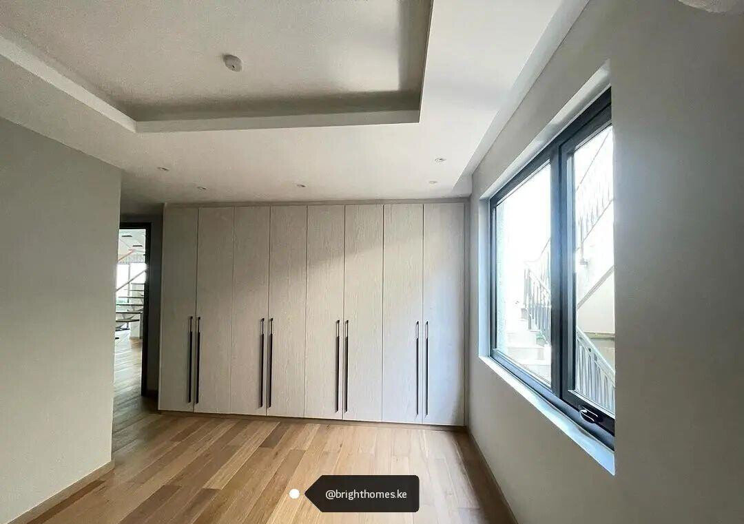 3-Ensuite Townhouse with Pool & Gym - Spring Valley