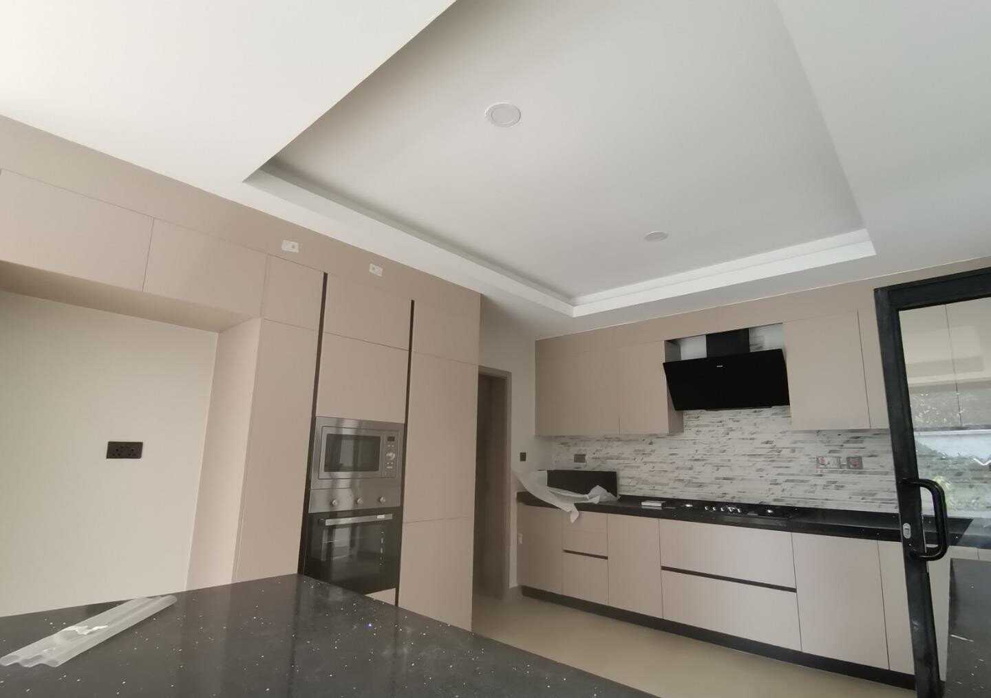 4-Bed Townhouse with Private Garden & Terrace - Lavington