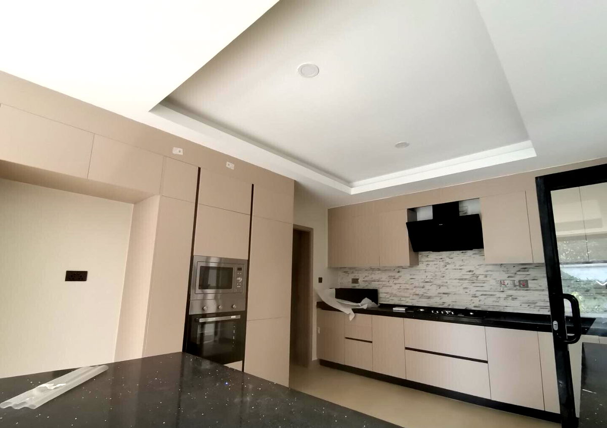 4-Bed Townhouse with Private Garden & Terrace - Lavington