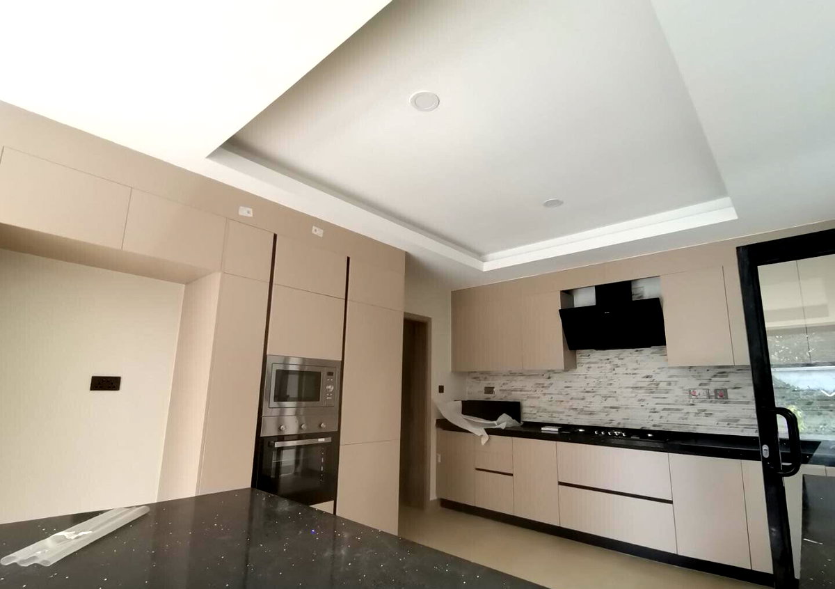 4-Bed Townhouse with Private Garden & Terrace - Lavington