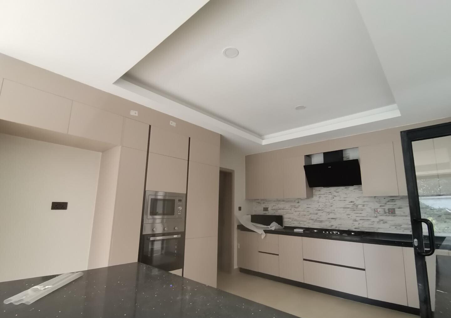 4-Bed Townhouse with Private Garden & Terrace - Lavington