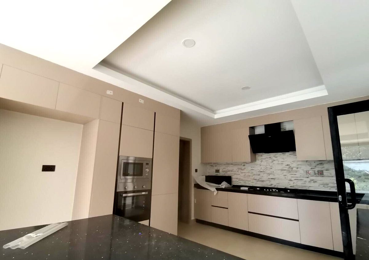 4-Bed Townhouse with Private Garden & Terrace - Lavington