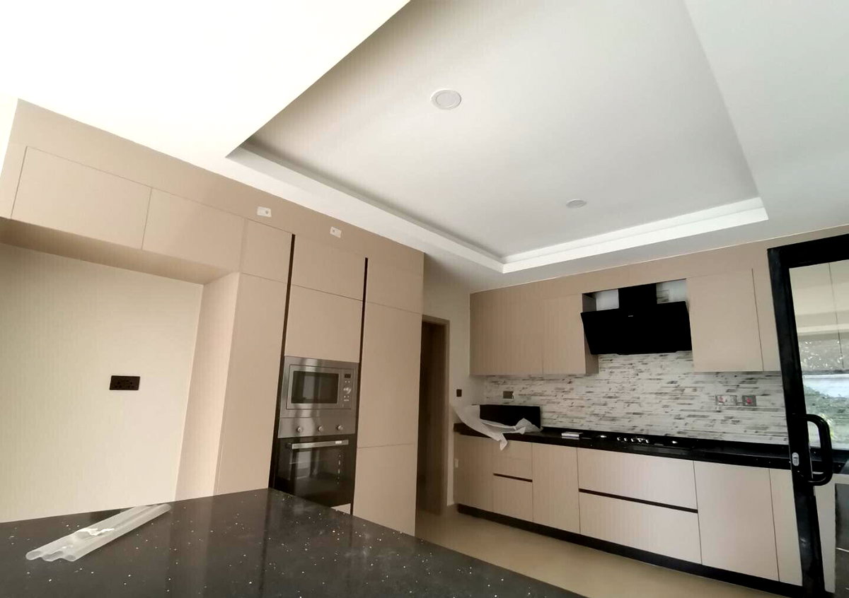 4-Bed Townhouse with Private Garden & Terrace - Lavington