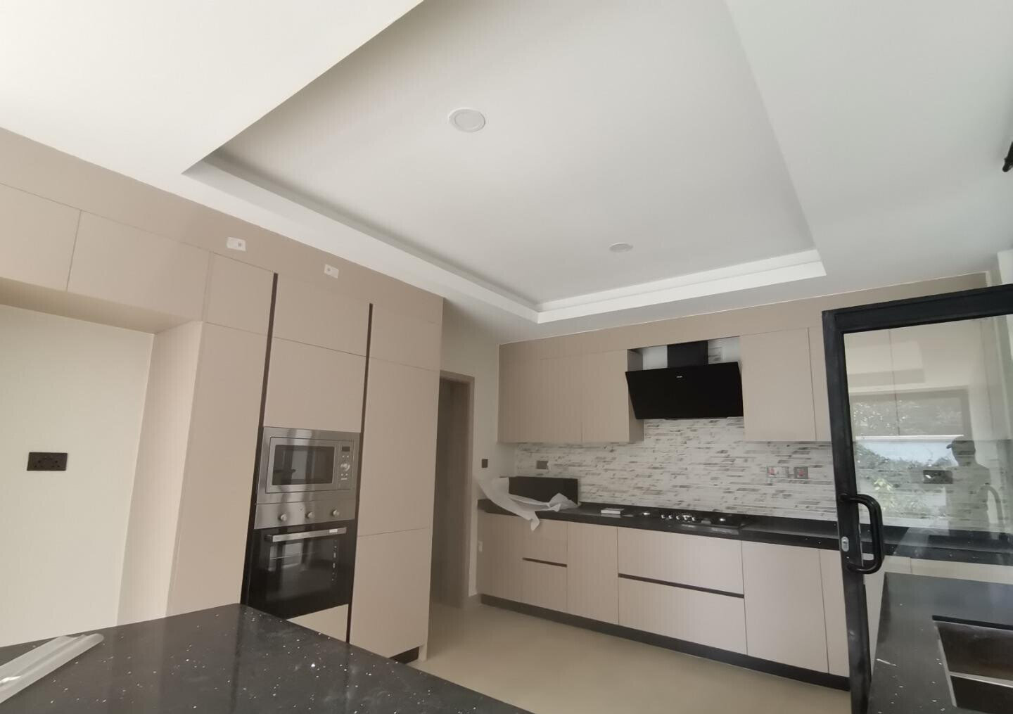 4-Bed Townhouse with Private Garden & Terrace - Lavington