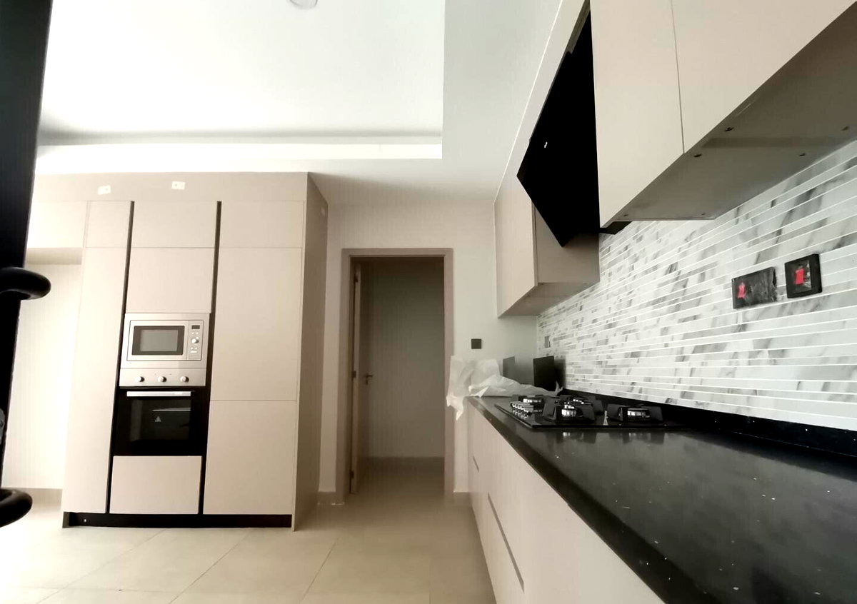 4-Bed Townhouse with Private Garden & Terrace - Lavington