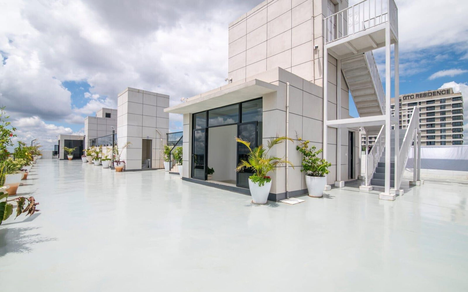 12th Floor 2BR with Rooftop Pool & City Views - Westlands
