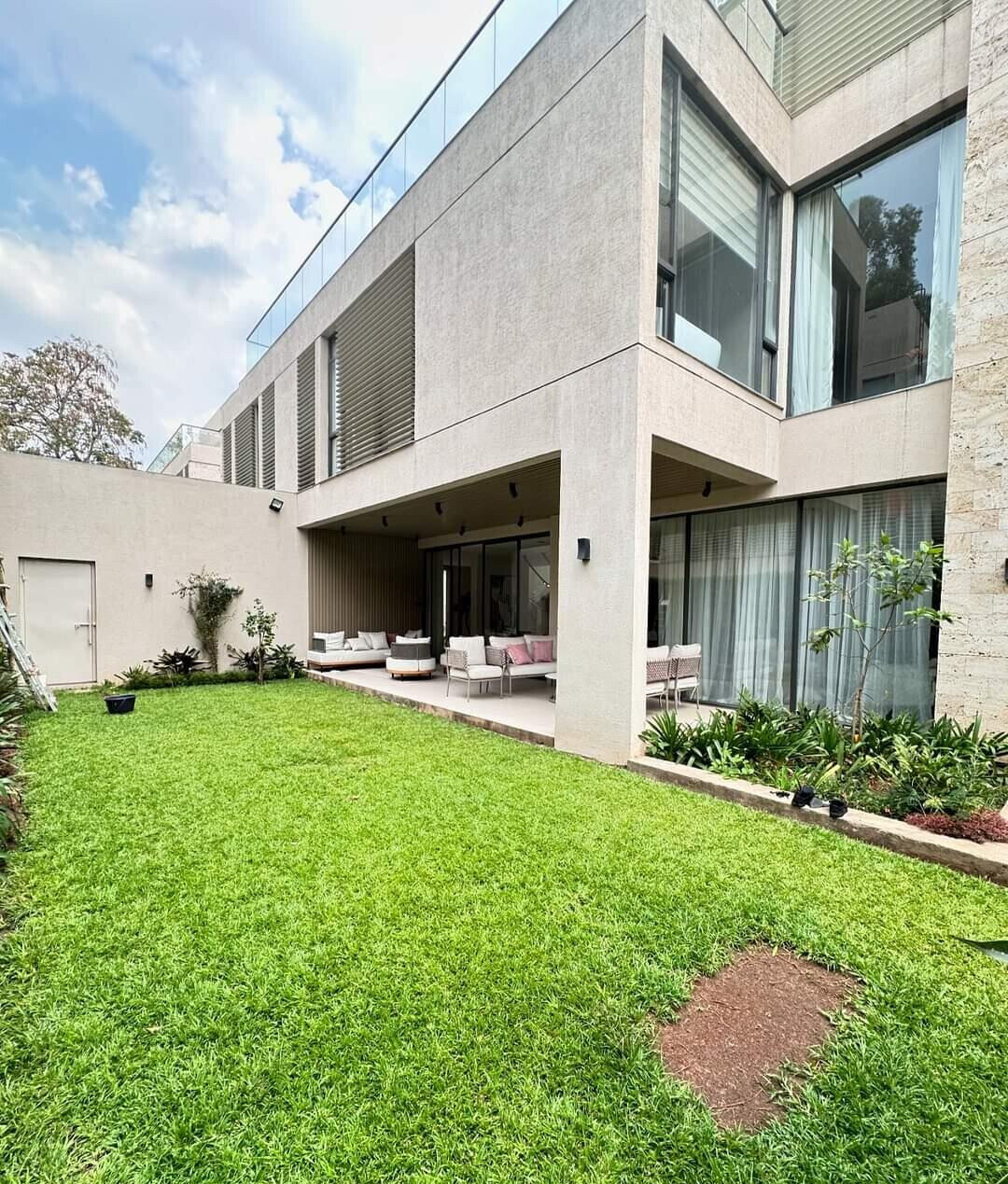 Smart Home 5BR Villa with Gated Security - Lavington
