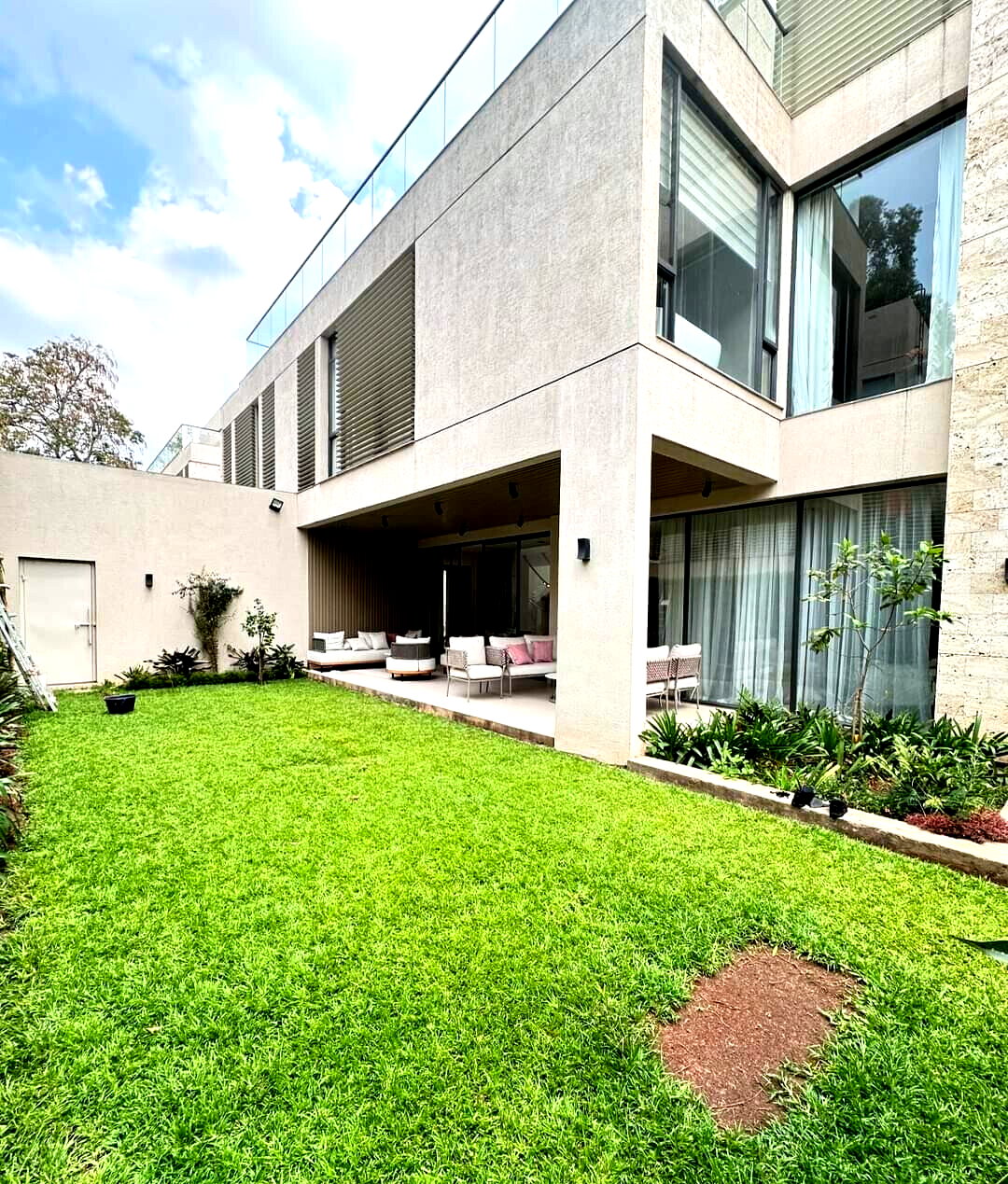 Smart Home 5BR Villa with Gated Security - Lavington