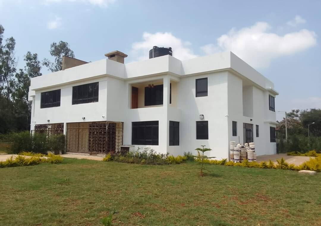 4-Ensuite Townhouse with Servant Quarters & 6-Car Parking – Karen