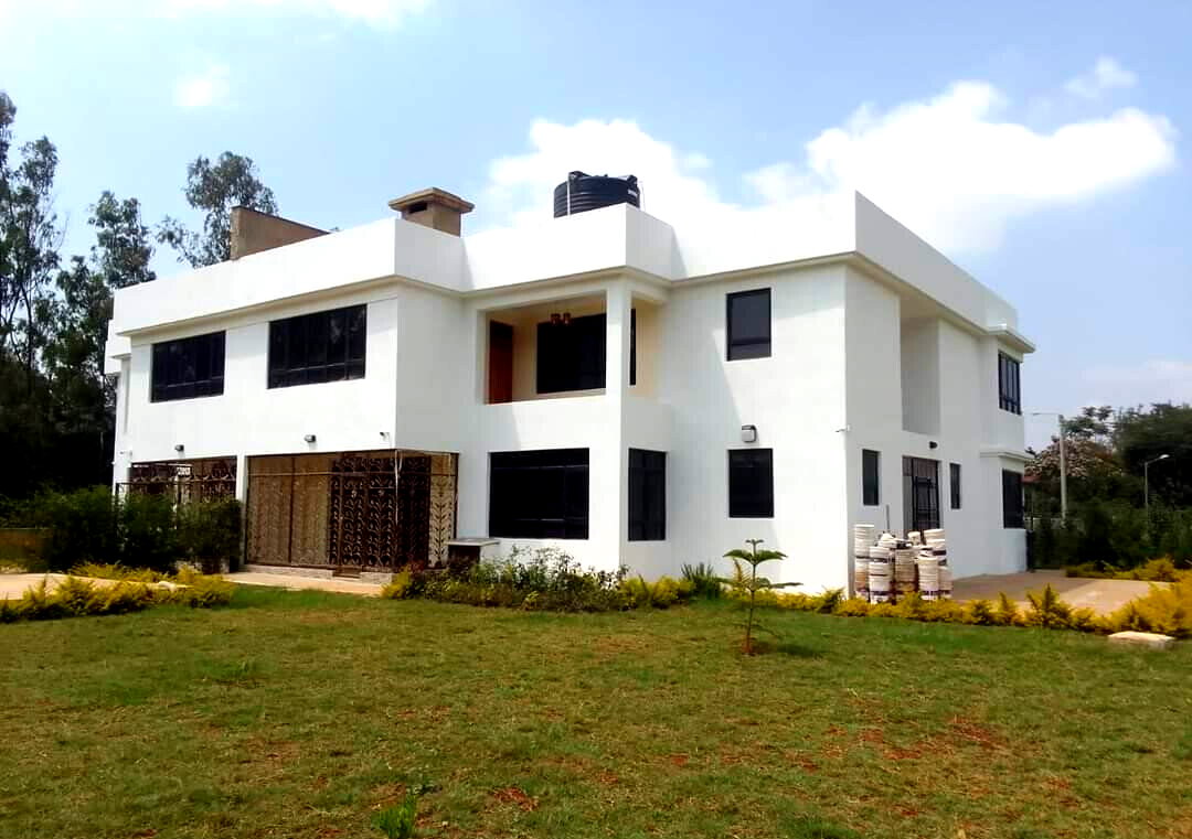 4-Ensuite Townhouse with Servant Quarters & 6-Car Parking – Karen
