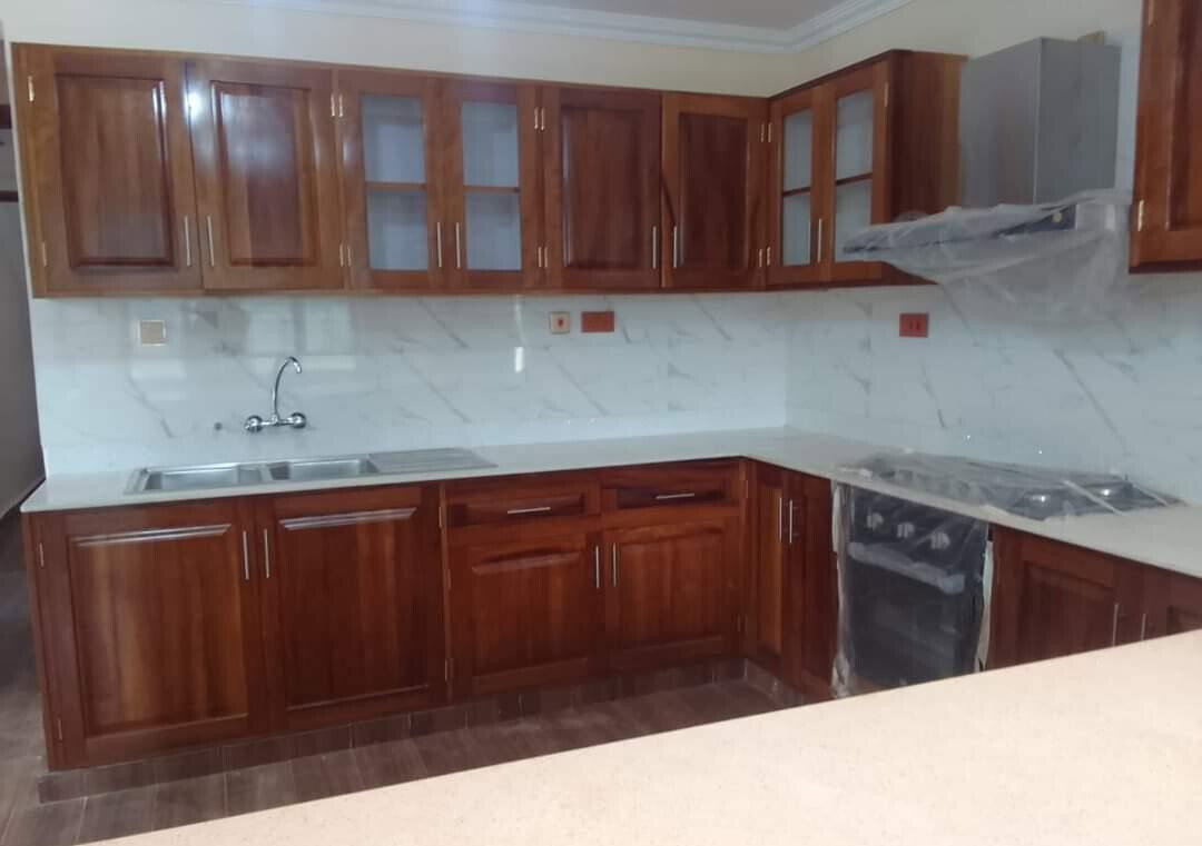 4-Ensuite Townhouse with Servant Quarters & 6-Car Parking – Karen