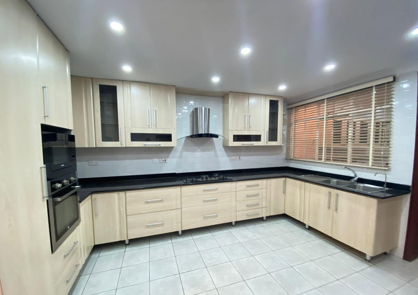 Renovated 5-Bed Townhouse with Garden & Pool - Riverside Drive