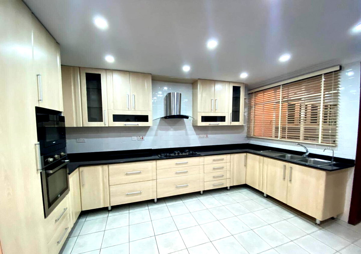 Renovated 5-Bed Townhouse with Garden & Pool - Riverside Drive