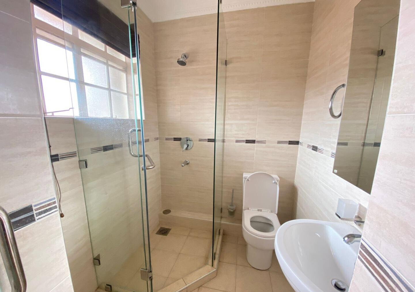 Renovated 5-Bed Townhouse with Garden & Pool - Riverside Drive