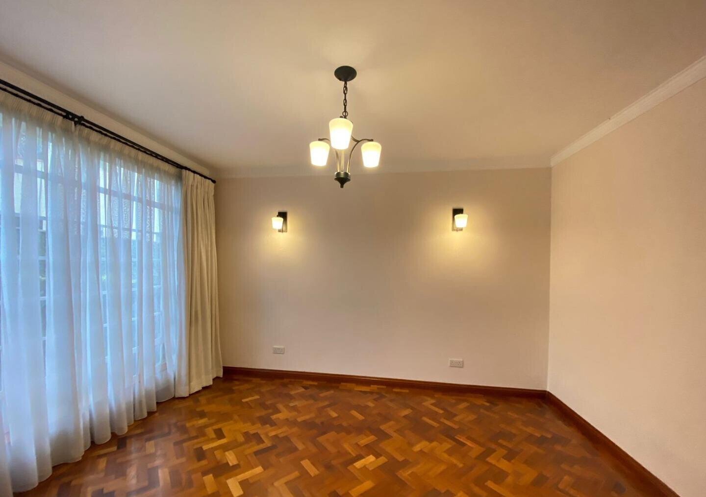 Renovated 5-Bed Townhouse with Garden & Pool - Riverside Drive
