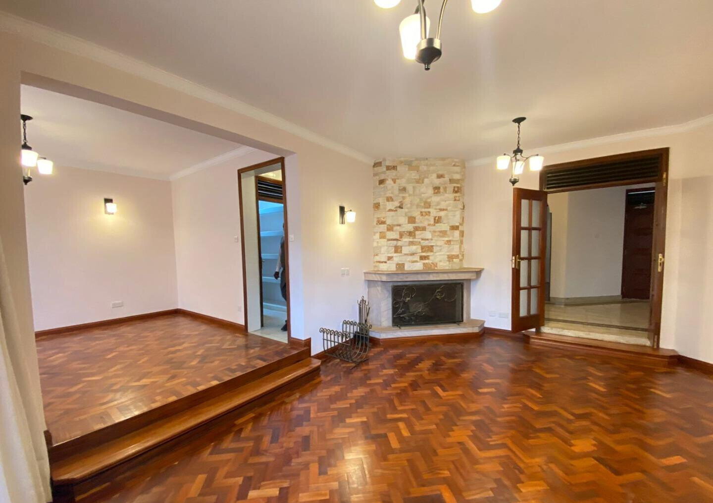 Renovated 5-Bed Townhouse with Garden & Pool - Riverside Drive