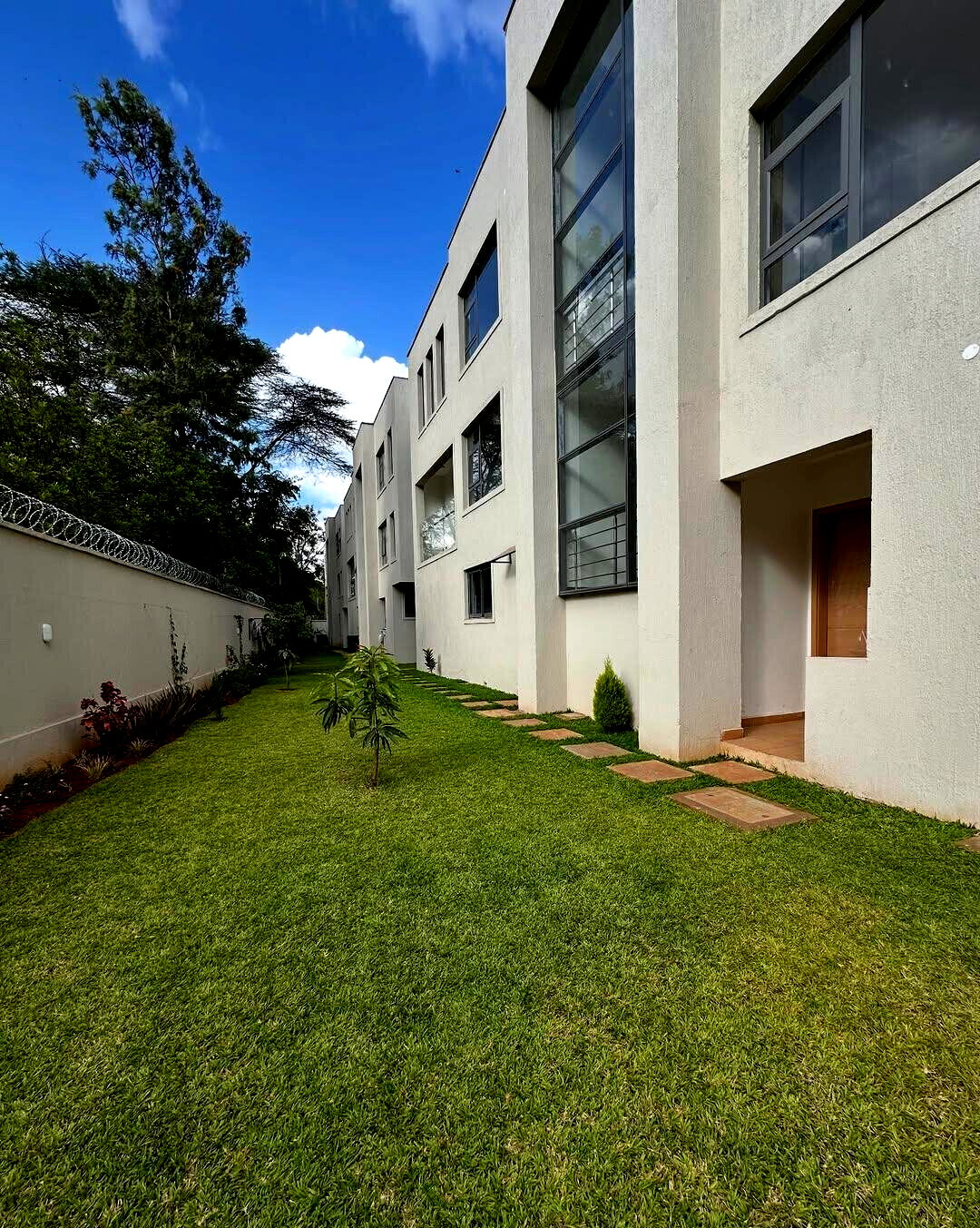 6-Ensuite Villa with Rooftop Lounge & Gym - Lavington