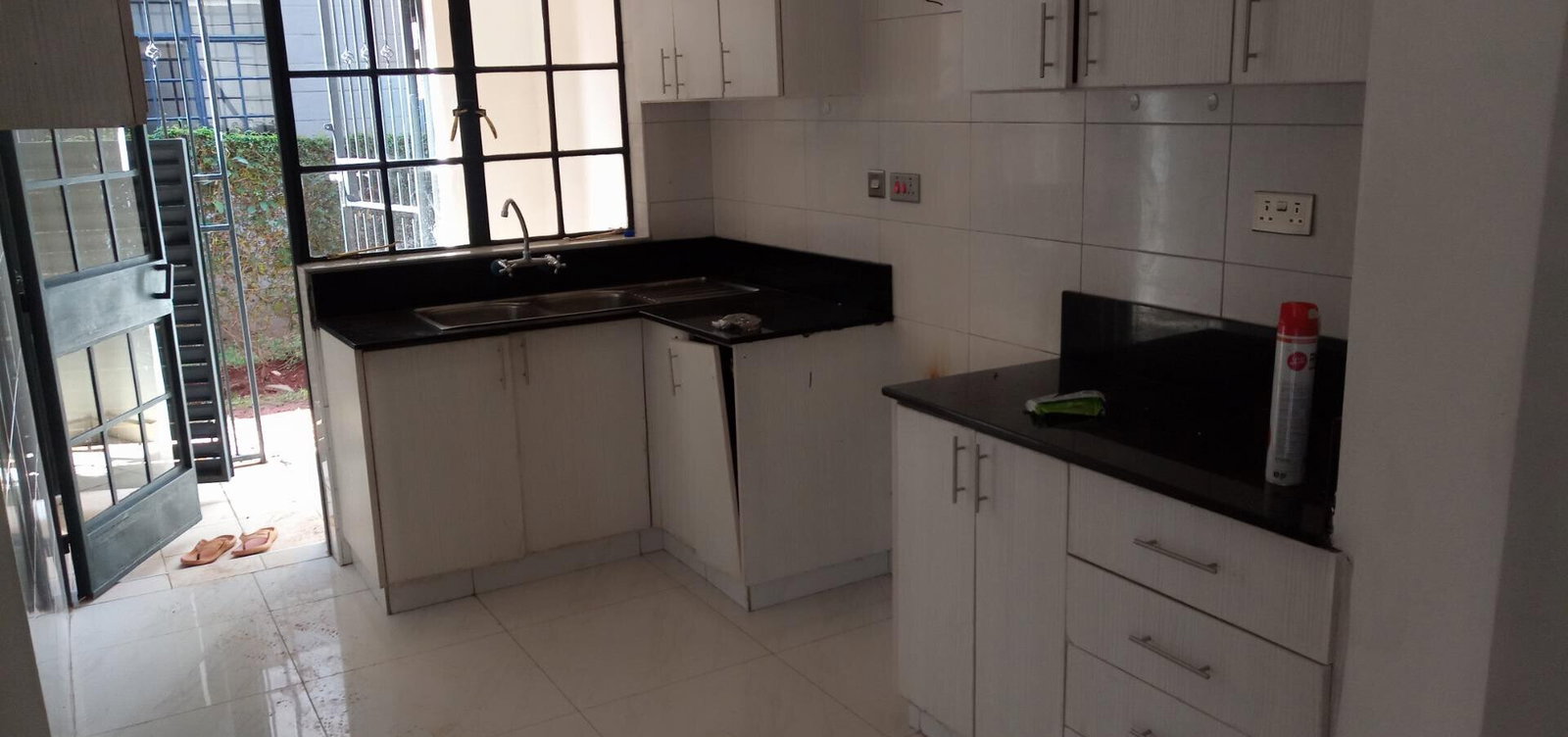 4 En-Suite Townhouse with Granite Kitchen & Private Garden - Kitisuru