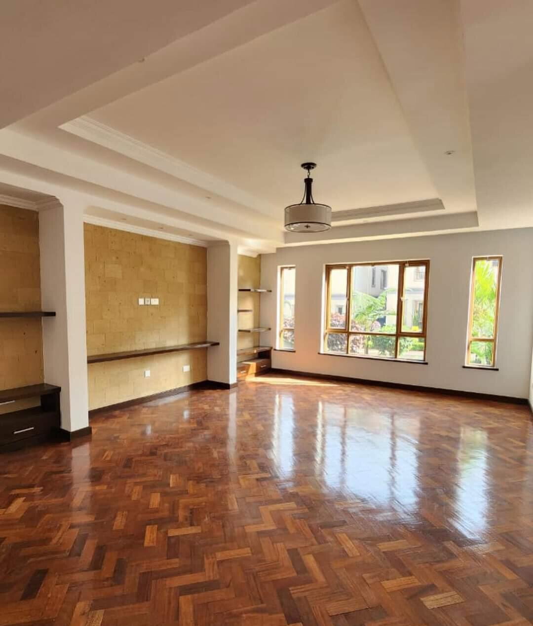 Pet-Friendly 5-Ensuite Townhouse with DSQ & Generator - Lavington