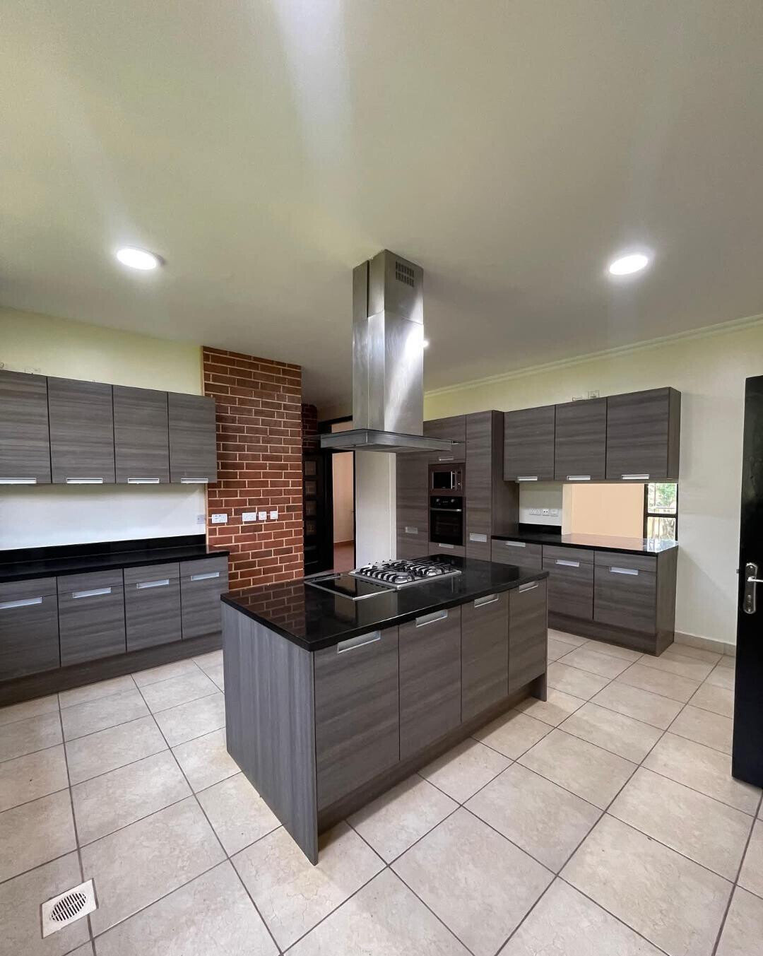 5-Ensuite Villa with Man-Made Dam & Clubhouse – Karen