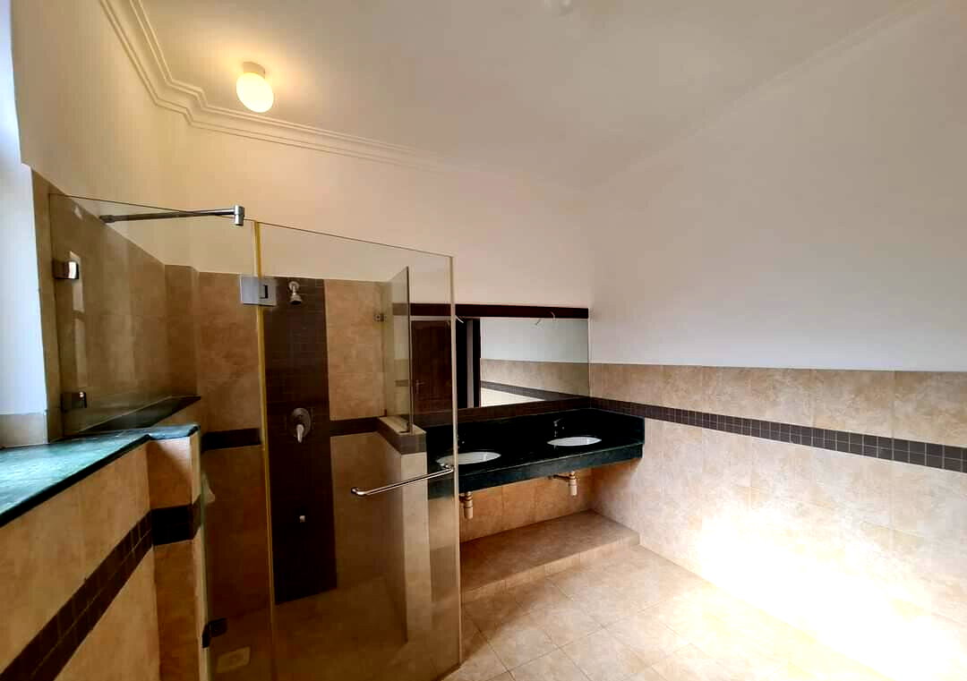 4BR Townhouse with Rooftop Terrace & DSQ - Nyali