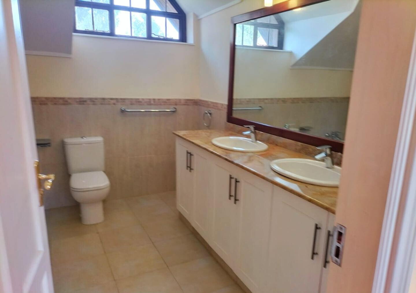 Private Garden Townhouse with 5 Ensuites – Karen
