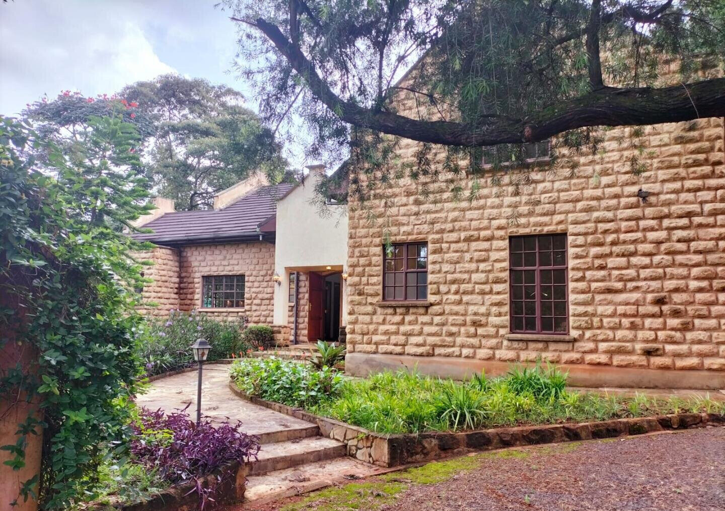 Private Garden Townhouse with 5 Ensuites – Karen