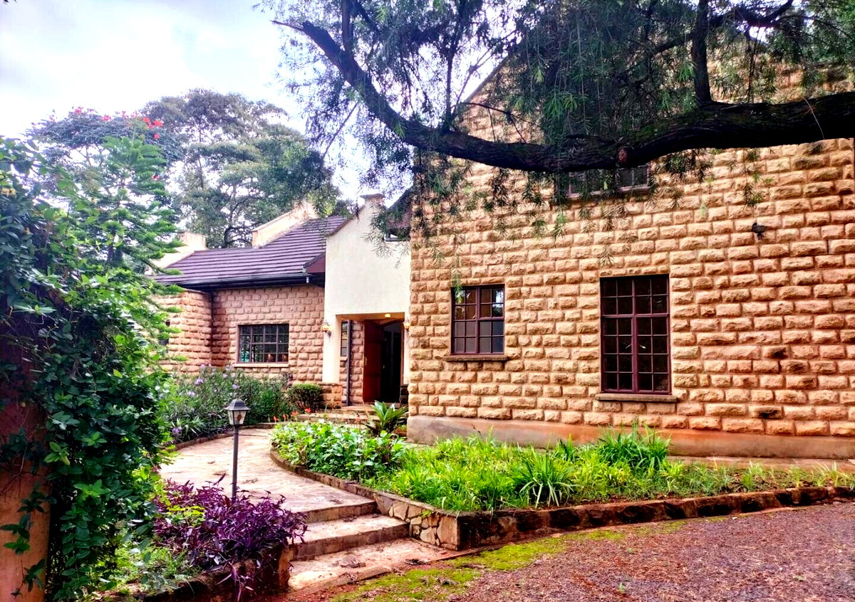 Private Garden Townhouse with 5 Ensuites – Karen