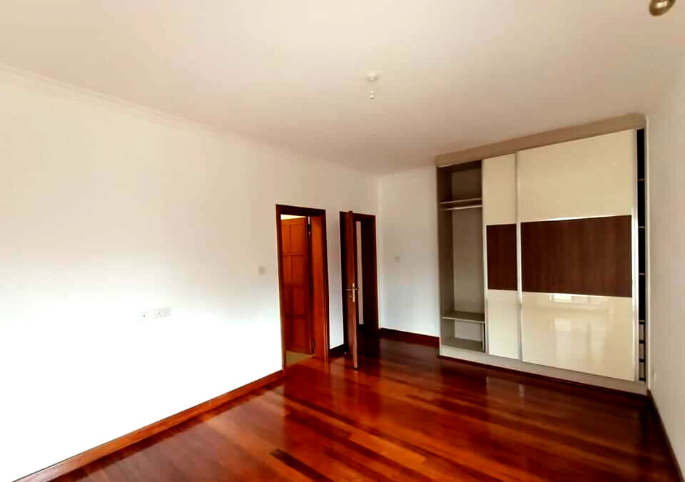 5BR Solar-Powered Townhouse with Backup Generator - Kileleshwa