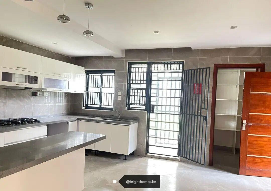 5-Ensuite Townhome with Fireplace & DSQ - Lavington Gated