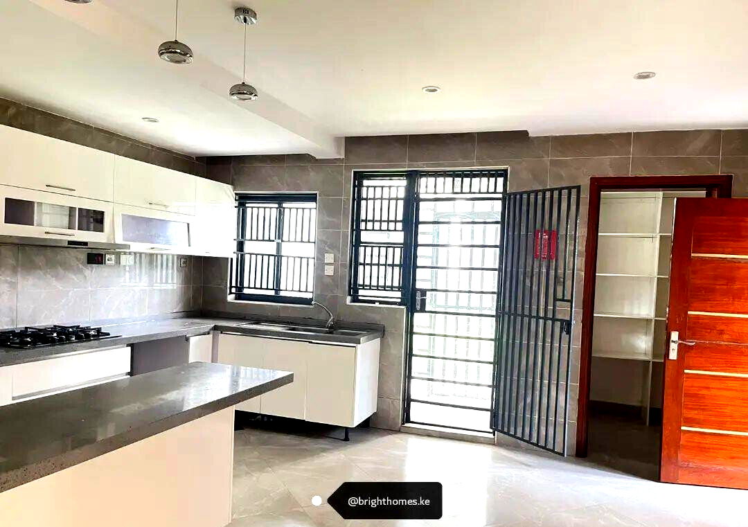 5-Ensuite Townhome with Fireplace & DSQ - Lavington Gated