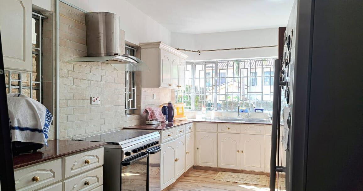 Remodeled 5BR Townhouse with Private Backyard - Lavington