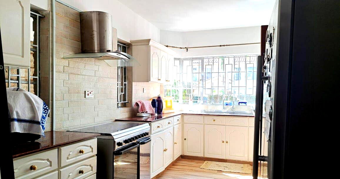 Remodeled 5BR Townhouse with Private Backyard - Lavington