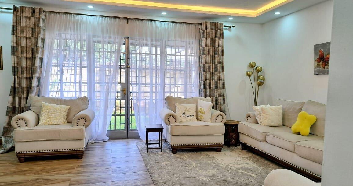 Remodeled 5BR Townhouse with Private Backyard - Lavington