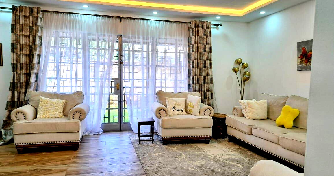 Remodeled 5BR Townhouse with Private Backyard - Lavington