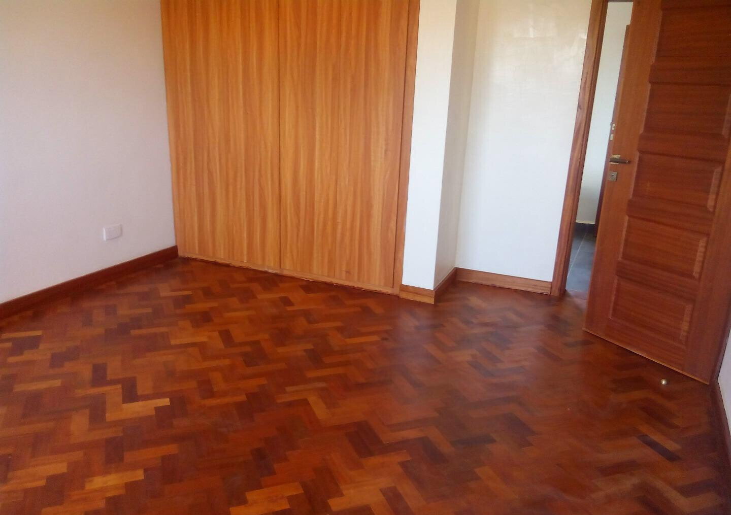 Brand-New 5BR Townhouse with Fireplace & Private Garden - Lavington