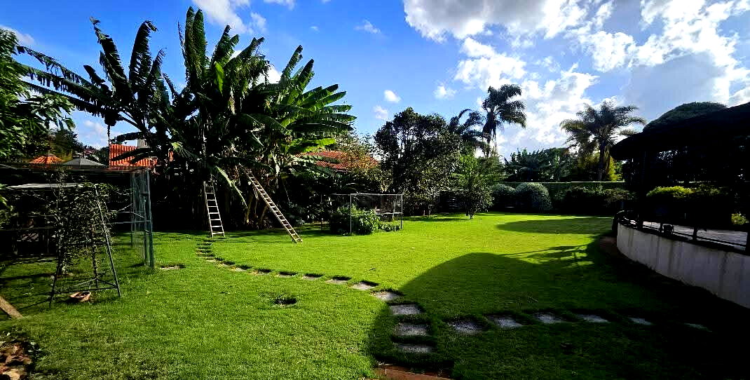 4BR All-Ensuite Townhouse with Converted Garage & Lush Garden - Runda