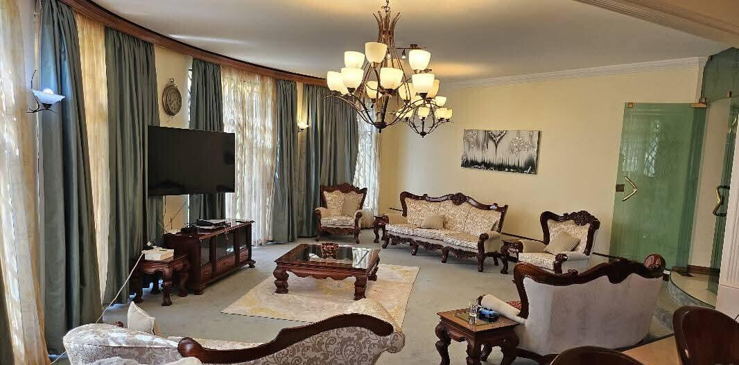 4BR All-Ensuite Townhouse with Converted Garage & Lush Garden - Runda
