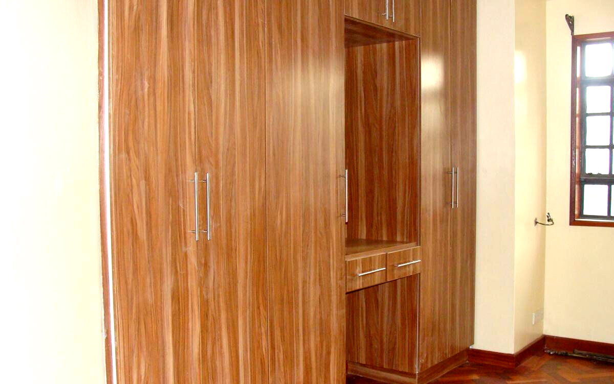 4-Ensuite Townhouse with Sunken Lounge & Fireplace – Karen