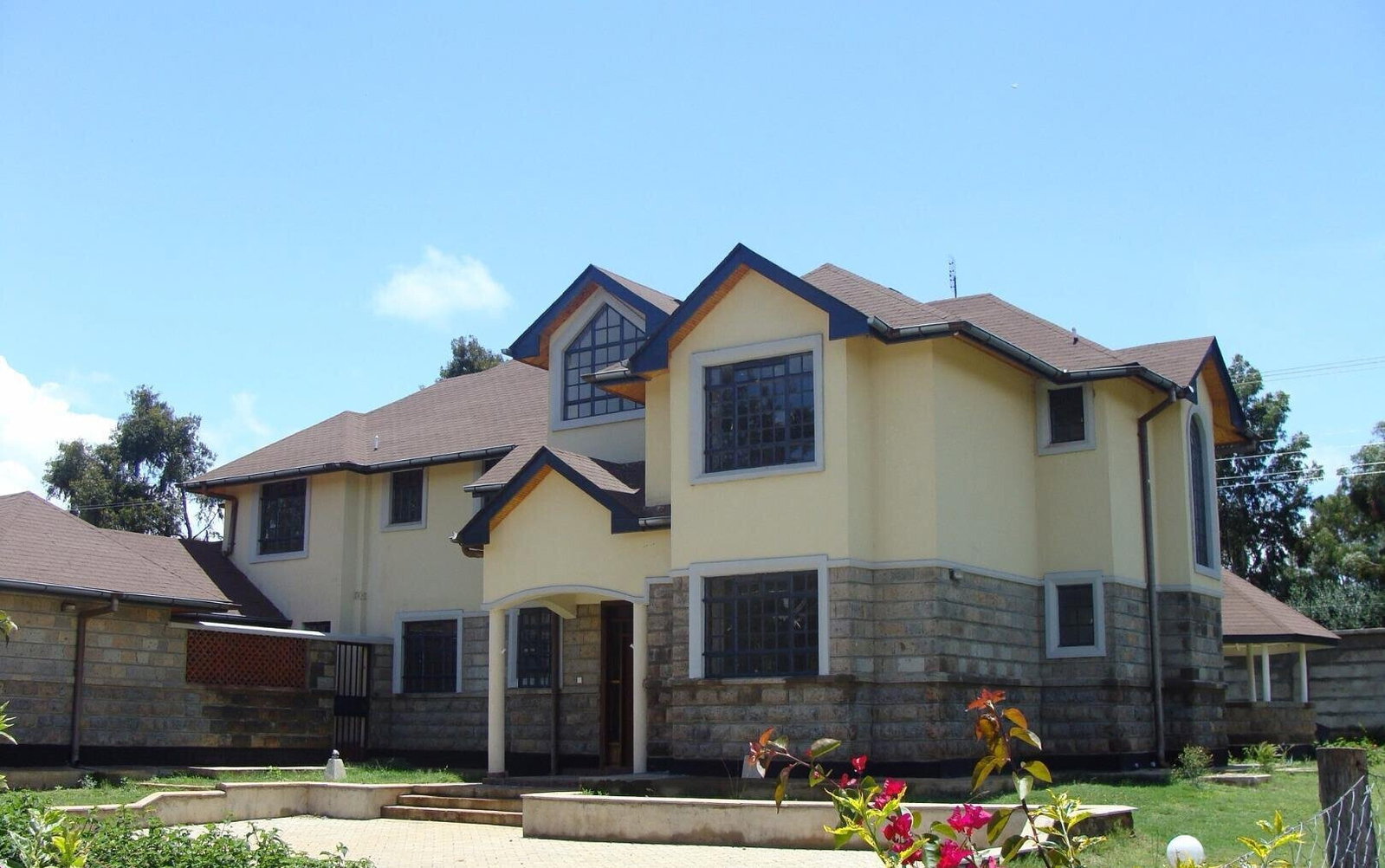 4-Ensuite Townhouse with Sunken Lounge & Fireplace – Karen