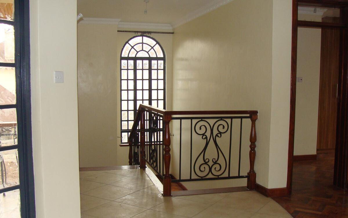 4-Ensuite Townhouse with Sunken Lounge & Fireplace – Karen