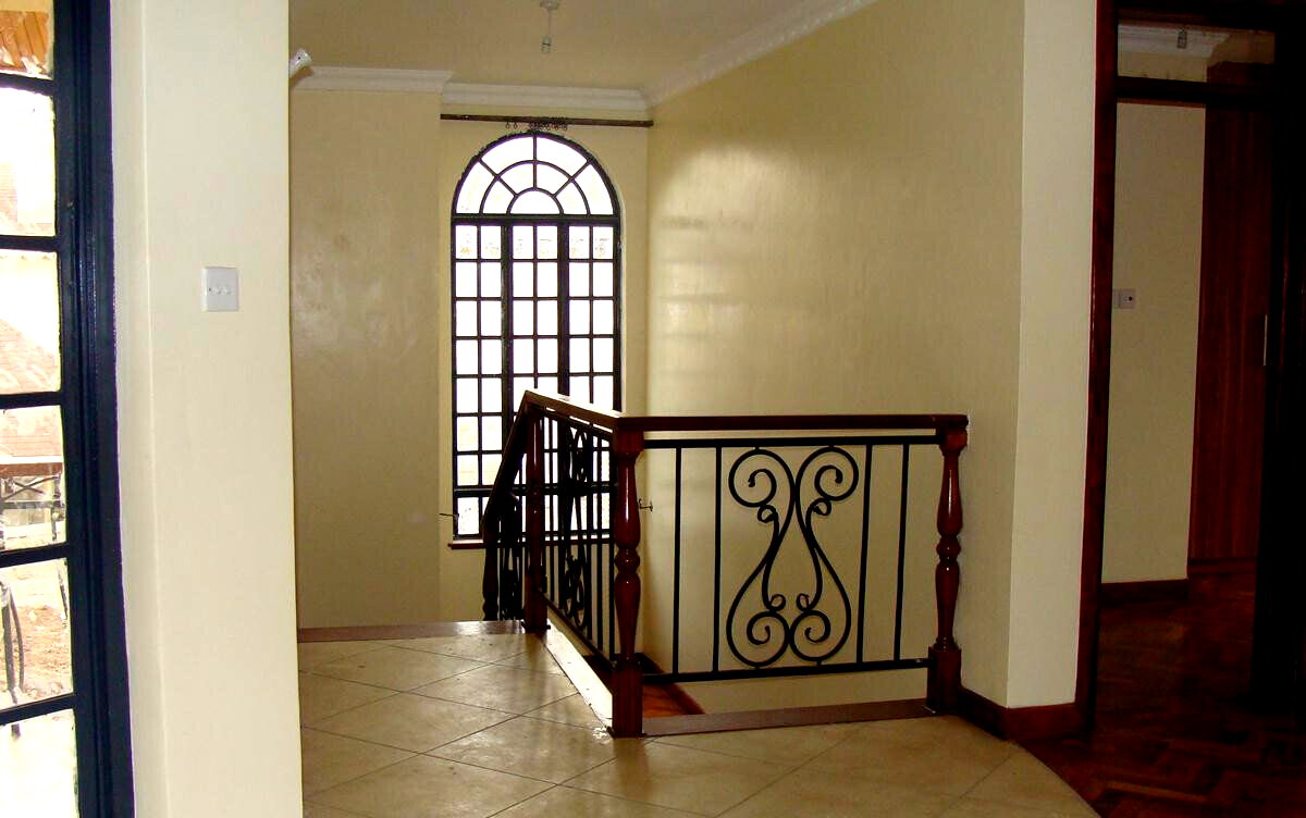 4-Ensuite Townhouse with Sunken Lounge & Fireplace – Karen