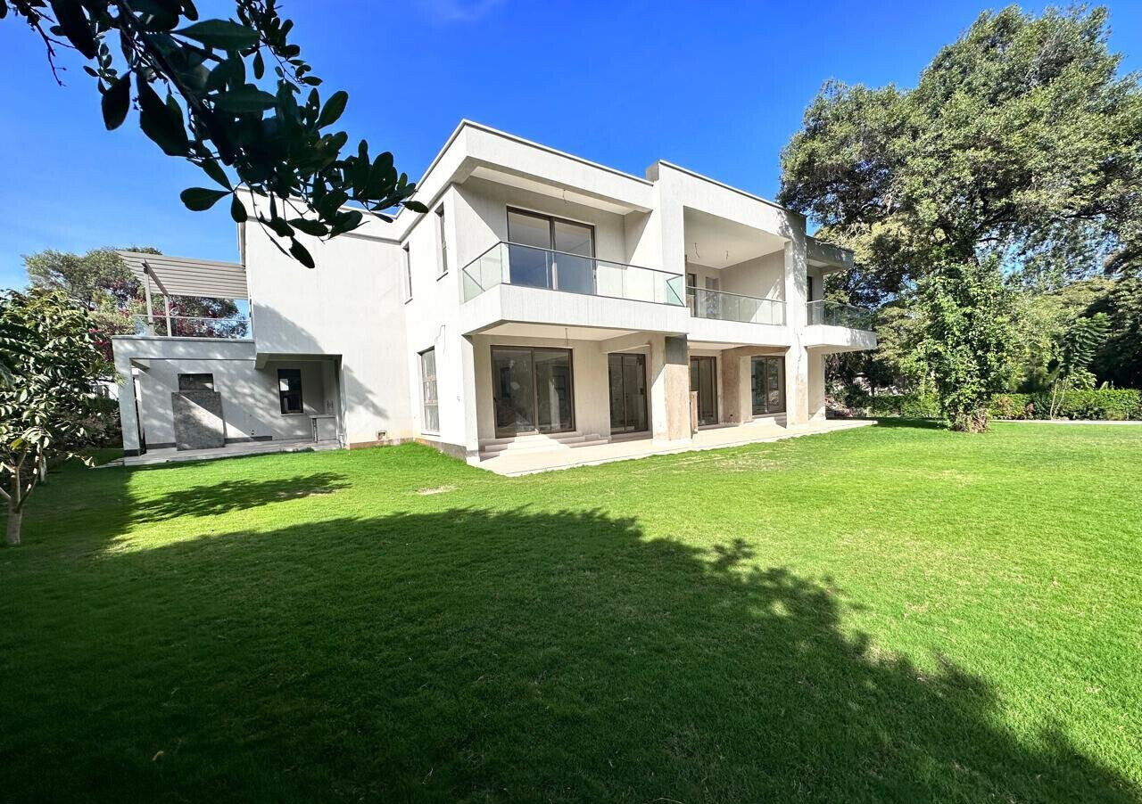 5BR All-Ensuite Townhouse with Private Pool – Kerarapon