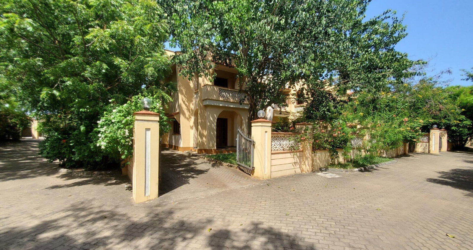 Gated 4BR Townhouse, 2nd Row from Beach - Shanzu