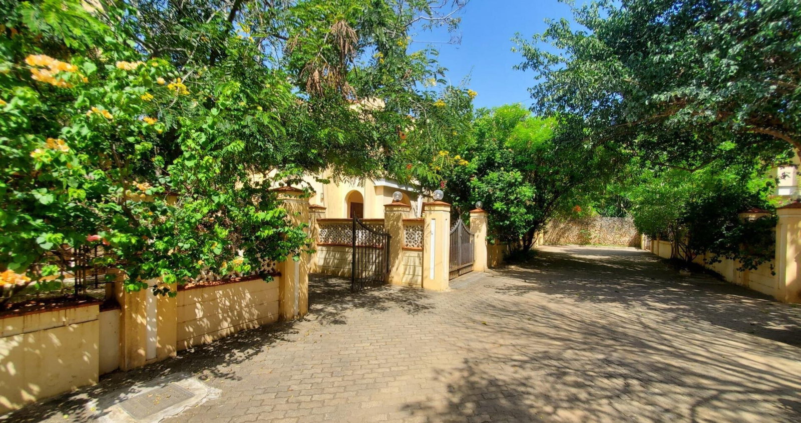 Gated 4BR Townhouse, 2nd Row from Beach - Shanzu